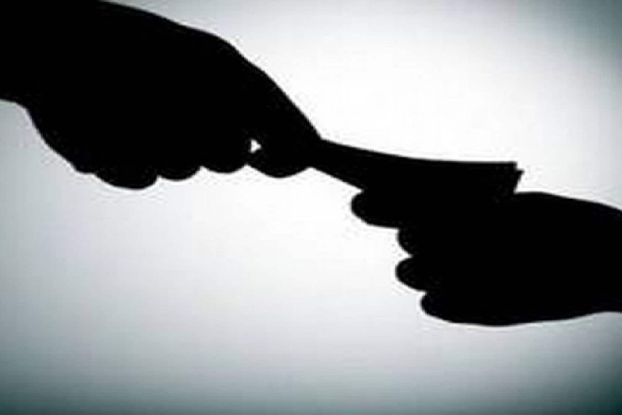 കക്കൂസ് നിർമ്മാണത്തിന് 15 ലക്ഷം കൈക്കൂലി വാങ്ങിയ പഞ്ചായത്ത് ഓവർസിയർ പിടിയിൽ