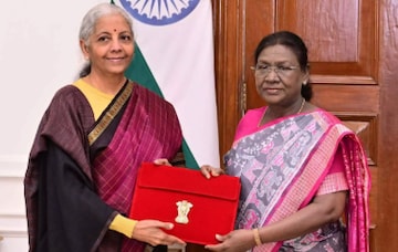 Union Budget 2026: നീലലോഹിത നിറത്തിൽ സുവർണ ചതുരങ്ങളുള്ള കാഞ്ചീപുരം പട്ടുസാരിയിൽ തിളങ്ങി നിർമല സീതാരാമൻ Union Budget 2026: നീലലോഹിത നിറത്തിൽ സുവർണ ചതുരങ്ങളുള്ള കാഞ്ചീപുരം പട്ടുസാരിയിൽ തിളങ്ങി നിർമല സീതാരാമൻ