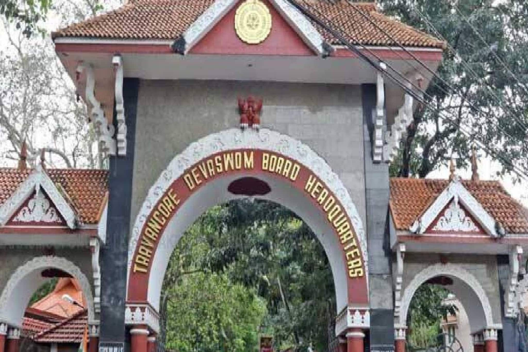 ശബരിമലയിലെ ദിവസവേതനക്കാർ 6000 രൂപവരെ പോസ്റ്റ് ഓഫീസ് വഴി അയച്ചെന്ന് സൂചന;നോട്ടുകളിൽ ഭസ്മവും കുങ്കുമവും