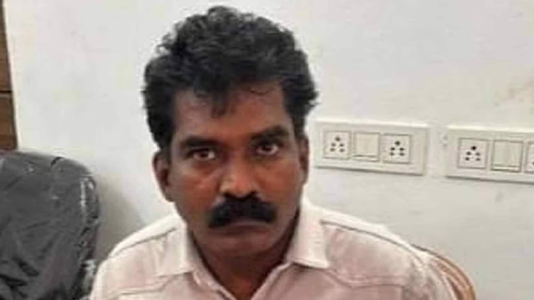 അരലക്ഷം രൂപ കൈക്കൂലി തുണിയില്‍ പൊതിഞ്ഞ് വാങ്ങുമ്പോൾ വില്ലേജ് ഓഫീസര്‍ പിടിയില്‍