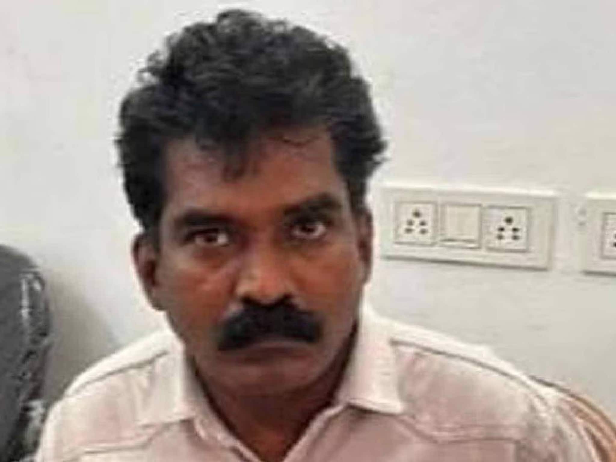 അരലക്ഷം രൂപ കൈക്കൂലി തുണിയില് പൊതിഞ്ഞ് വാങ്ങുമ്പോൾ വില്ലേജ് ഓഫീസര് പിടിയില് അരലക്ഷം രൂപ കൈക്കൂലി തുണിയില് പൊതിഞ്ഞ് വാങ്ങുമ്പോൾ വില്ലേജ് ഓഫീസര് പിടിയില്