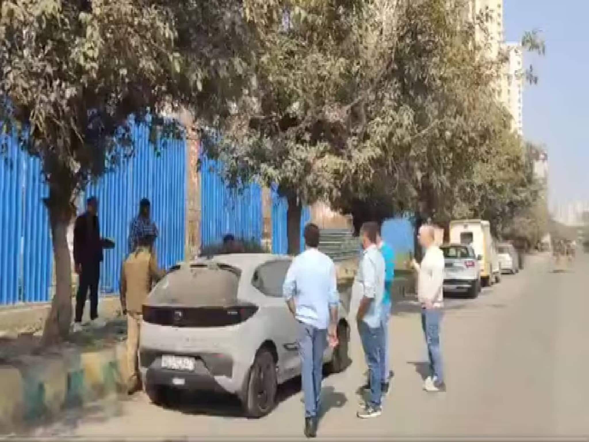 15 വർഷത്തെ പ്രണയം! പ്രണയദിനത്തിൽ കാറിനുള്ളിൽ കാമുകിയെ വെടിവെച്ചുകൊന്ന ശേഷം യുവാവ് ജീവനൊടുക്കി