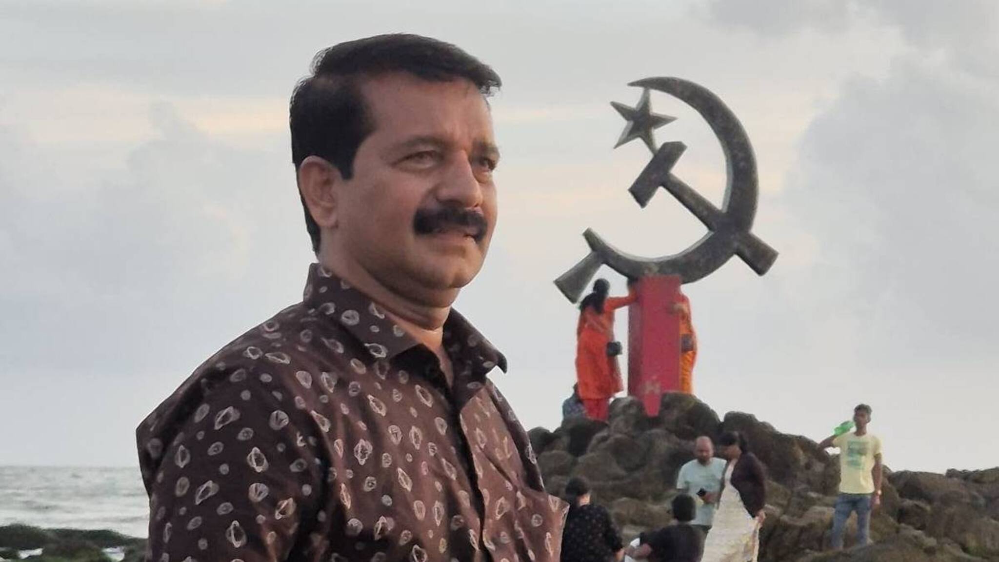 'എന്തായിരുന്നു സഖാവേ എന്‍റെ അയോഗ്യത?' എം എ ബേബിയോട് വിഎസിന്റെ മുൻ PA എ സുരേഷ്