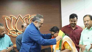 ആനി അശോകനെ രാജീവ് ചന്ദ്രശേഖർ ബിജെപിയിലേക്ക് സ്വീകരിക്കുന്നു ആനി അശോകനെ രാജീവ് ചന്ദ്രശേഖർ ബിജെപിയിലേക്ക് സ്വീകരിക്കുന്നു