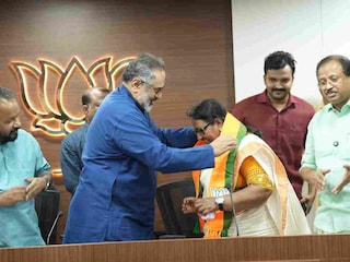 ആനി അശോകനെ രാജീവ് ചന്ദ്രശേഖർ ബിജെപിയിലേക്ക് സ്വീകരിക്കുന്നു