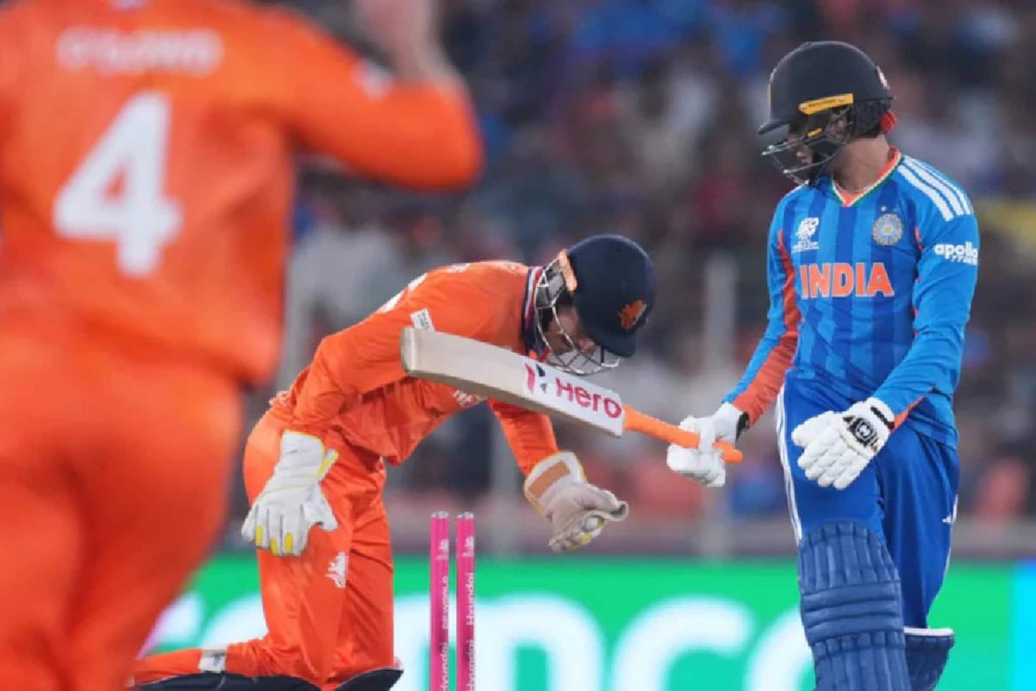 T20 World Cup | നെതർലൻഡ്‌സിനെതിരായ മത്സരത്തിൽ അഭിഷേക് ശർമ്മ മുഹമ്മദ് സിറാജിന്റെ ജേഴ്‌സി ധരിച്ചതിന് പിന്നിൽ?