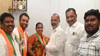 സ്വതന്ത്രയായി തിരഞ്ഞെടുക്കപ്പെട്ട തെല്ല ലക്ഷ്മി, ഓൾ-ഇന്ത്യ ഫോർവേഡ് ബ്ലോക്കിലെ വിപുല സായ് ജ്യോതി, രണ്ട് ബിജെപി വിമതർ, മറ്റൊരു സ്വതന്ത്രൻ എന്നിവരെ ബണ്ടി സഞ്ജയ് ഷാൾ അണിയിച്ച് ബിജെപിയിൽ സ്വീകരിക്കുന്നു 