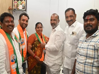 സ്വതന്ത്രയായി തിരഞ്ഞെടുക്കപ്പെട്ട തെല്ല ലക്ഷ്മി, ഓൾ-ഇന്ത്യ ഫോർവേഡ് ബ്ലോക്കിലെ വിപുല സായ് ജ്യോതി, രണ്ട് ബിജെപി വിമതർ, മറ്റൊരു സ്വതന്ത്രൻ എന്നിവരെ ബണ്ടി സഞ്ജയ് ഷാൾ അണിയിച്ച് ബിജെപിയിൽ സ്വീകരിക്കുന്നു സ്വതന്ത്രയായി തിരഞ്ഞെടുക്കപ്പെട്ട തെല്ല ലക്ഷ്മി, ഓൾ-ഇന്ത്യ ഫോർവേഡ് ബ്ലോക്കിലെ വിപുല സായ് ജ്യോതി, രണ്ട് ബിജെപി വിമതർ, മറ്റൊരു സ്വതന്ത്രൻ എന്നിവരെ ബണ്ടി സഞ്ജയ് ഷാൾ അണിയിച്ച് ബിജെപിയിൽ സ്വീകരിക്കുന്നു