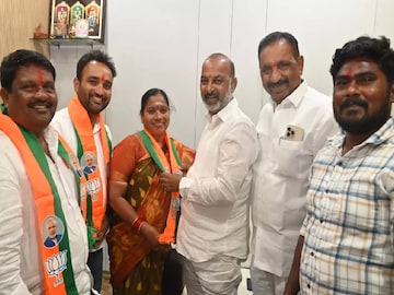 സ്വതന്ത്രയായി തിരഞ്ഞെടുക്കപ്പെട്ട തെല്ല ലക്ഷ്മി, ഓൾ-ഇന്ത്യ ഫോർവേഡ് ബ്ലോക്കിലെ വിപുല സായ് ജ്യോതി, രണ്ട് ബിജെപി വിമതർ, മറ്റൊരു സ്വതന്ത്രൻ എന്നിവരെ ബണ്ടി സഞ്ജയ് ഷാൾ അണിയിച്ച് ബിജെപിയിൽ സ്വീകരിക്കുന്നു സ്വതന്ത്രയായി തിരഞ്ഞെടുക്കപ്പെട്ട തെല്ല ലക്ഷ്മി, ഓൾ-ഇന്ത്യ ഫോർവേഡ് ബ്ലോക്കിലെ വിപുല സായ് ജ്യോതി, രണ്ട് ബിജെപി വിമതർ, മറ്റൊരു സ്വതന്ത്രൻ എന്നിവരെ ബണ്ടി സഞ്ജയ് ഷാൾ അണിയിച്ച് ബിജെപിയിൽ സ്വീകരിക്കുന്നു