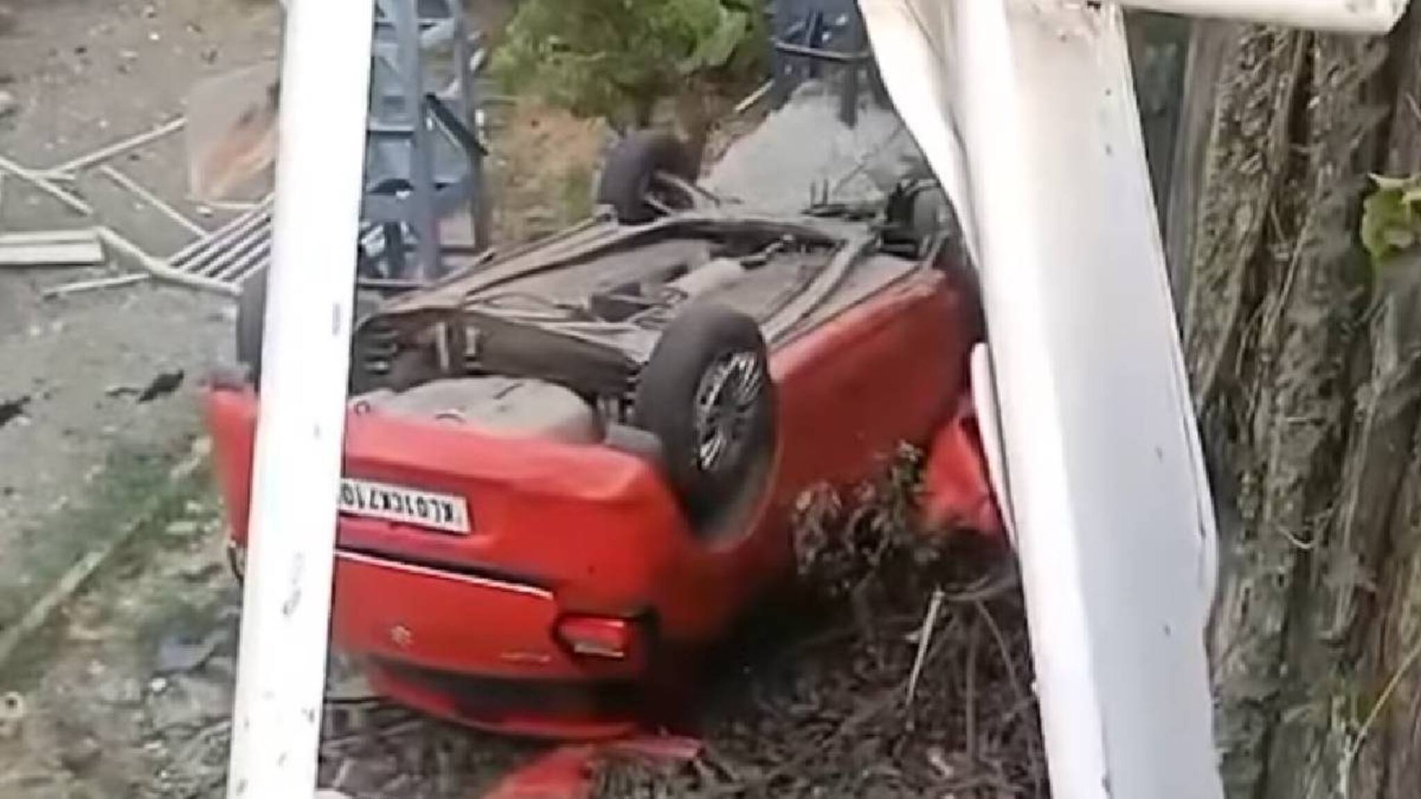 പുലർ‌ച്ചെ വീട്ടുകാരെ പൂട്ടിയിട്ട് കാറുമായി കറങ്ങാൻപോയ 14 കാരൻ‌ അപകടത്തിൽപ്പെട്ടു; പിതാവിനെതിരെ കേസ്