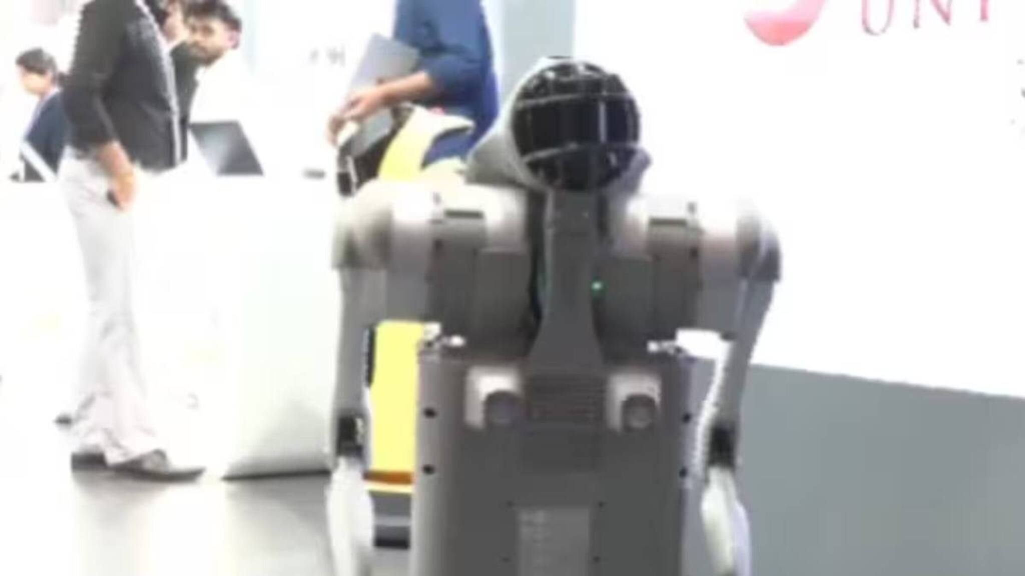 ഐയ്യേ! ചൈനീസ് നിർമിത റോബോട്ടിക് നായയെ പ്രദർശിപ്പിച്ചു; സ്വകാര്യ സർവകലാശാല എ ഐ ഉച്ചകോടിയിൽ‌ നിന്ന് പുറത്ത്