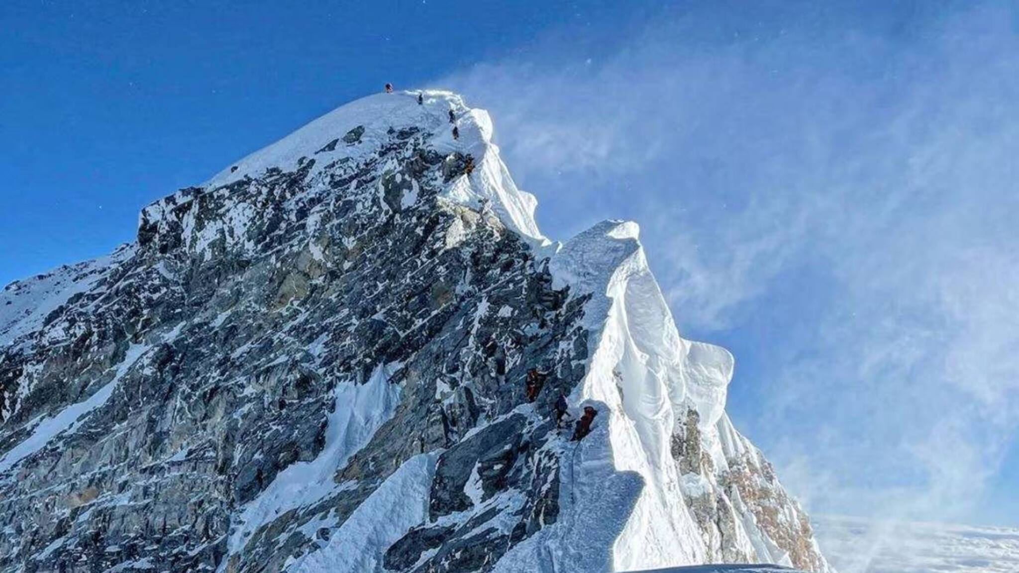 മലമുകളിലെ ഡെത്ത് സോണിലെത്തുന്ന  പർവതാരോഹകരെ ഭയപ്പെടുത്തുന്ന കാഴ്ച !