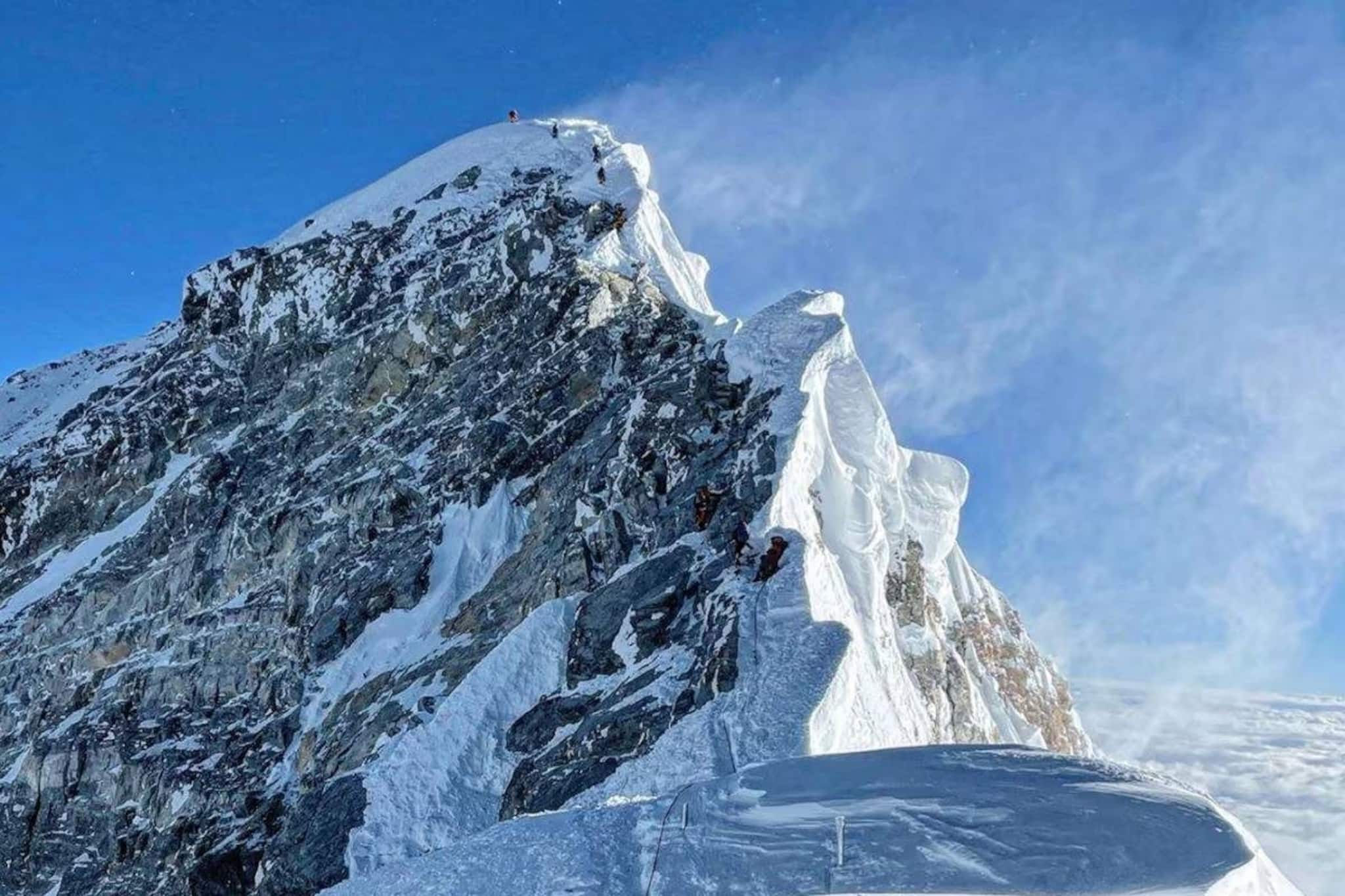 മലമുകളിലെ ഡെത്ത് സോണിലെത്തുന്ന  പർവതാരോഹകരെ ഭയപ്പെടുത്തുന്ന കാഴ്ച !