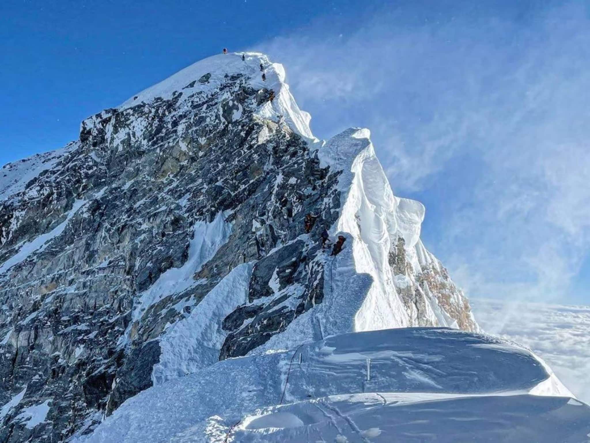 മലമുകളിലെ ഡെത്ത് സോണിലെത്തുന്ന  പർവതാരോഹകരെ ഭയപ്പെടുത്തുന്ന കാഴ്ച !