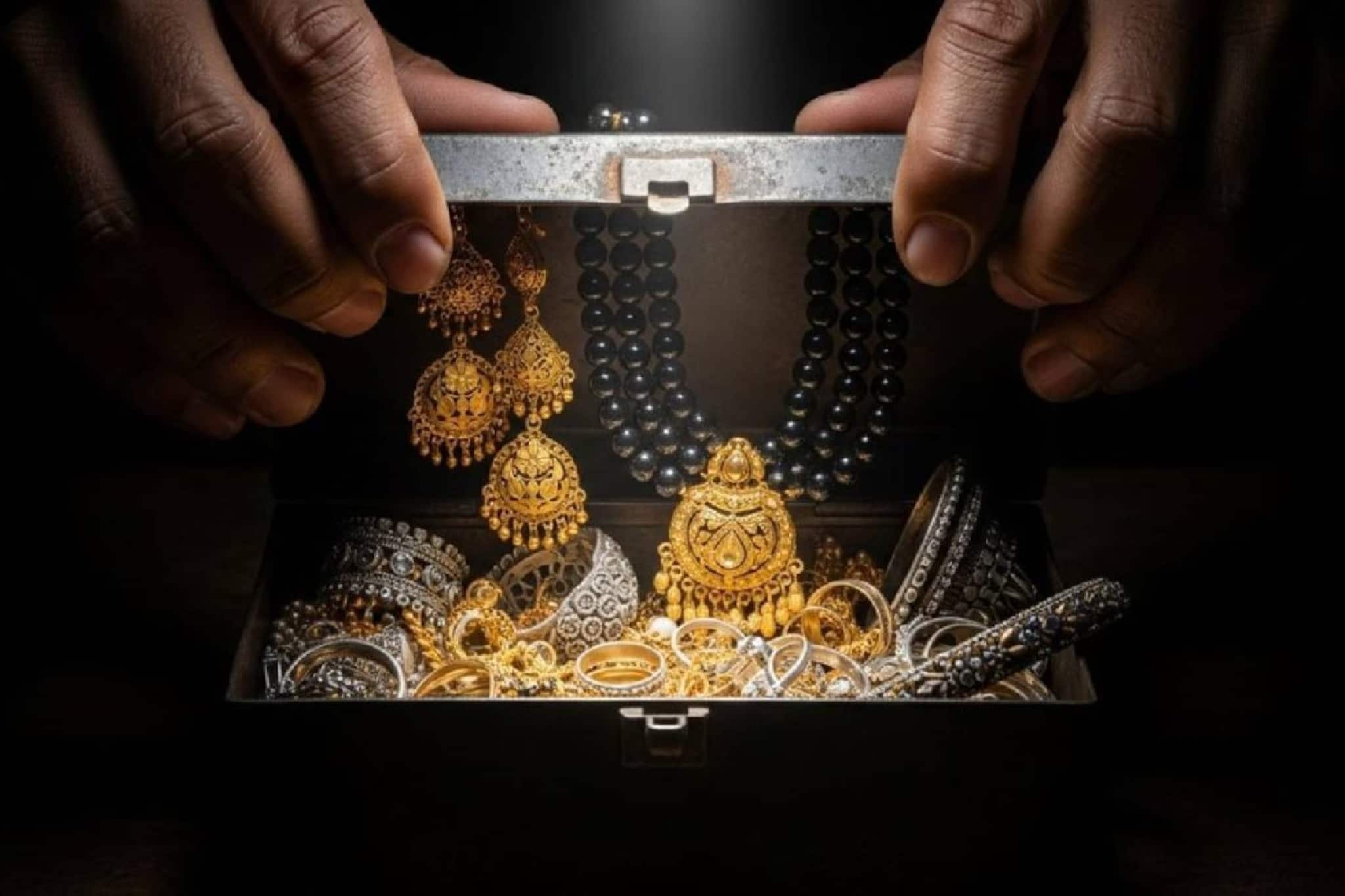 വീട്ടമ്മ ആക്രിയായി കൊടുത്ത ഇരുമ്പ് ലോക്കറിൽ 10 ലക്ഷം രൂപ വിലമതിക്കുന്ന സ്വർണാഭരണങ്ങൾ