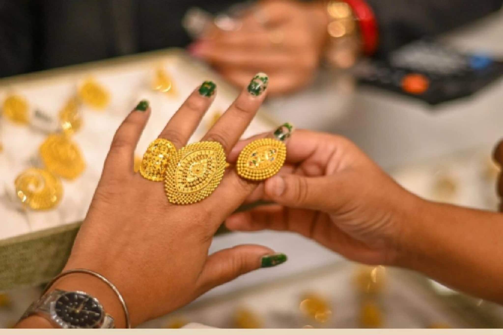 Gold Rate: സംസ്ഥാനത്തെ സ്വർണവിലയിൽ നേരിയ ഇടിവ്; നിരക്ക് അറിയാം