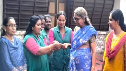 ഹരിത കർമ്മ സേനാംഗങ്ങൾ സ്വർണമോതിരം ഉടമയ്ക്ക് കൈമാറുന്നു ഹരിത കർമ്മ സേനാംഗങ്ങൾ സ്വർണമോതിരം ഉടമയ്ക്ക് കൈമാറുന്നു