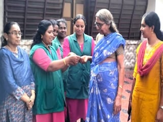 ഹരിത കർമ്മ സേനാംഗങ്ങൾ സ്വർണമോതിരം ഉടമയ്ക്ക് കൈമാറുന്നു