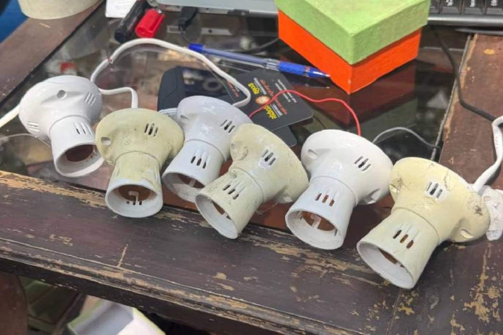 വീട് പൂട്ടി താക്കോൽ വെക്കുന്നത് എവിടെ? സർക്കാർ ഉദ്യോഗസ്ഥയുടെ വീട്ടിൽ രഹസ്യക്യാമറ വച്ച് 50 ലക്ഷം തട്ടാൻ ശ്രമിച്ചവർ അറസ്റ്റിൽ