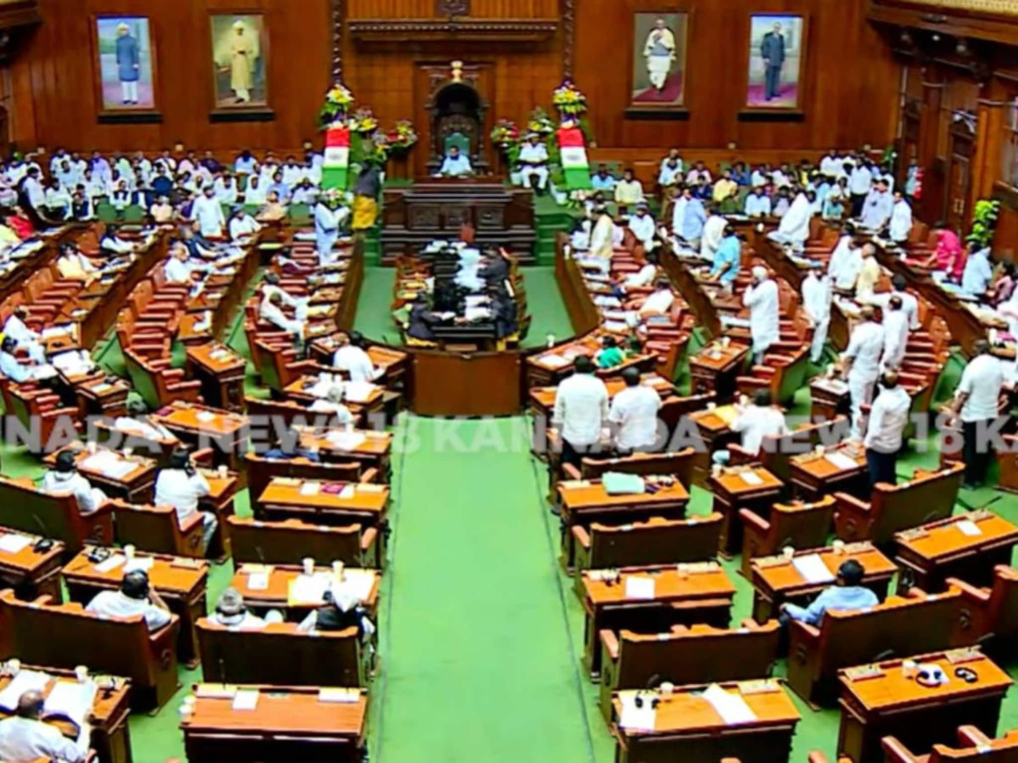 കർണാടകയിൽ‌ മദ്യശാലകൾക്ക് ലൈസൻസ് അനുവദിച്ചതിൽ കോഴ ആരോപണം; മന്ത്രിയുടെ രാജി ആവശ്യപ്പെട്ട്  BJP- JD(S) പ്രതിഷേധം