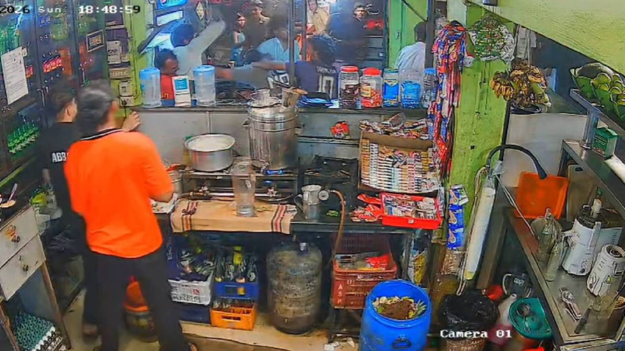 കോഴിക്കോടിന് പിന്നാലെ കൊച്ചിയിലും; കഴിച്ച ഭക്ഷണത്തിന്റെ പണം ചോദിച്ചതിന് കടയുടമയ്ക്കും ജീവനക്കാരനും ക്രൂരമർദനം