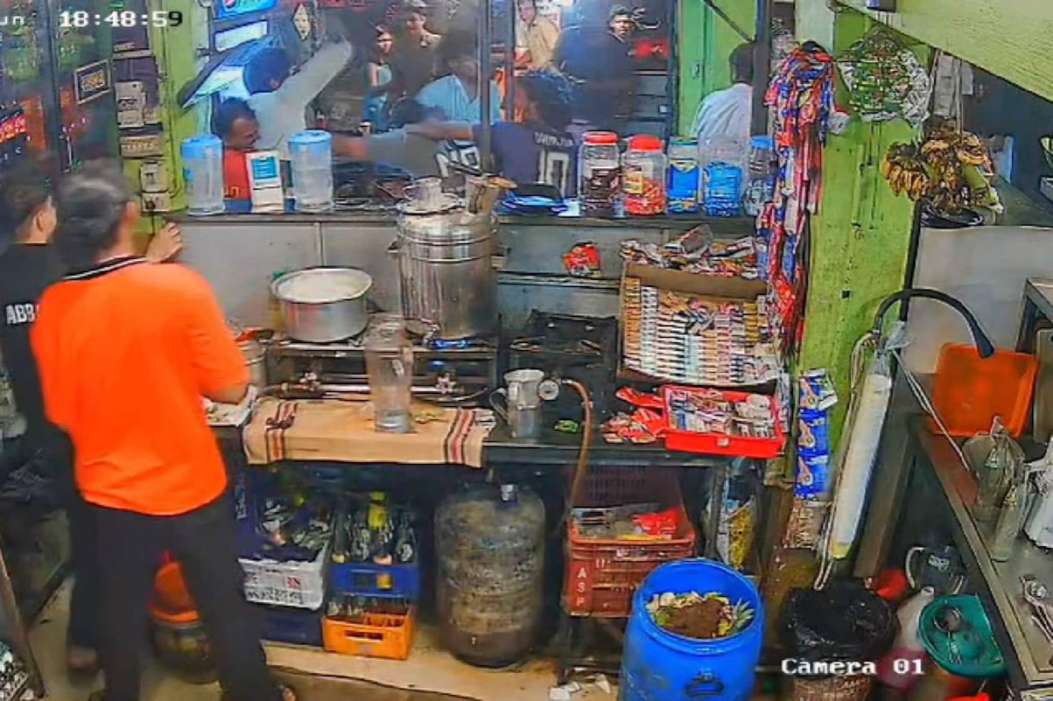 കോഴിക്കോടിന് പിന്നാലെ കൊച്ചിയിലും; കഴിച്ച ഭക്ഷണത്തിന്റെ പണം ചോദിച്ചതിന് കടയുടമയ്ക്കും ജീവനക്കാരനും ക്രൂരമർദനം കോഴിക്കോടിന് പിന്നാലെ കൊച്ചിയിലും; കഴിച്ച ഭക്ഷണത്തിന്റെ പണം ചോദിച്ചതിന് കടയുടമയ്ക്കും ജീവനക്കാരനും ക്രൂരമർദനം