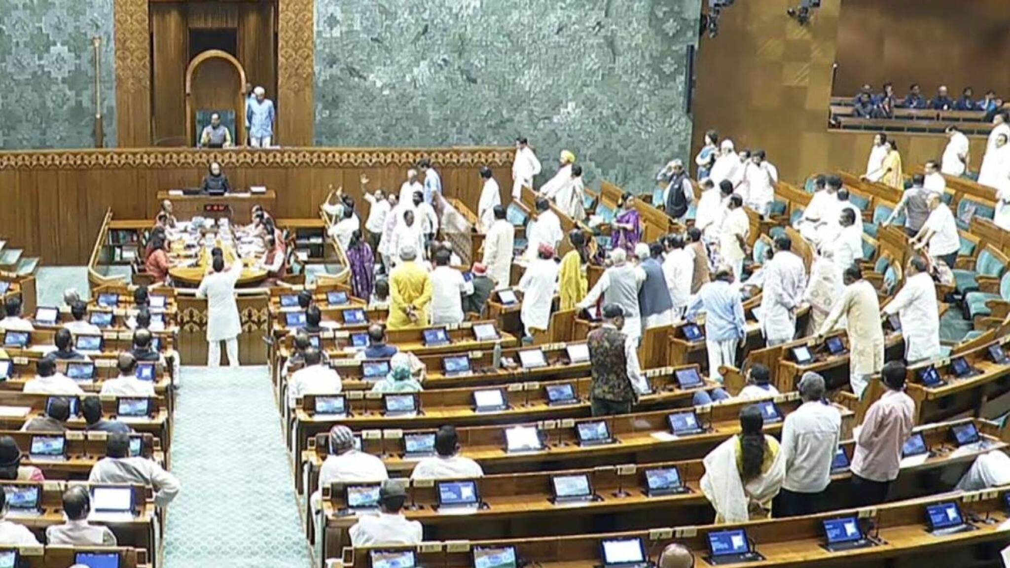 ലോക്‌സഭയിൽ മേശപ്പുറത്ത് കയറി, കടലാസുകള്‍ കീറിയെറിഞ്ഞു; ഹൈബി ഈഡനും ഡീൻ കുര്യാക്കോസും ഉൾപ്പെടെ 8 എംപിമാർക്ക് സസ്‌പെൻഷൻ