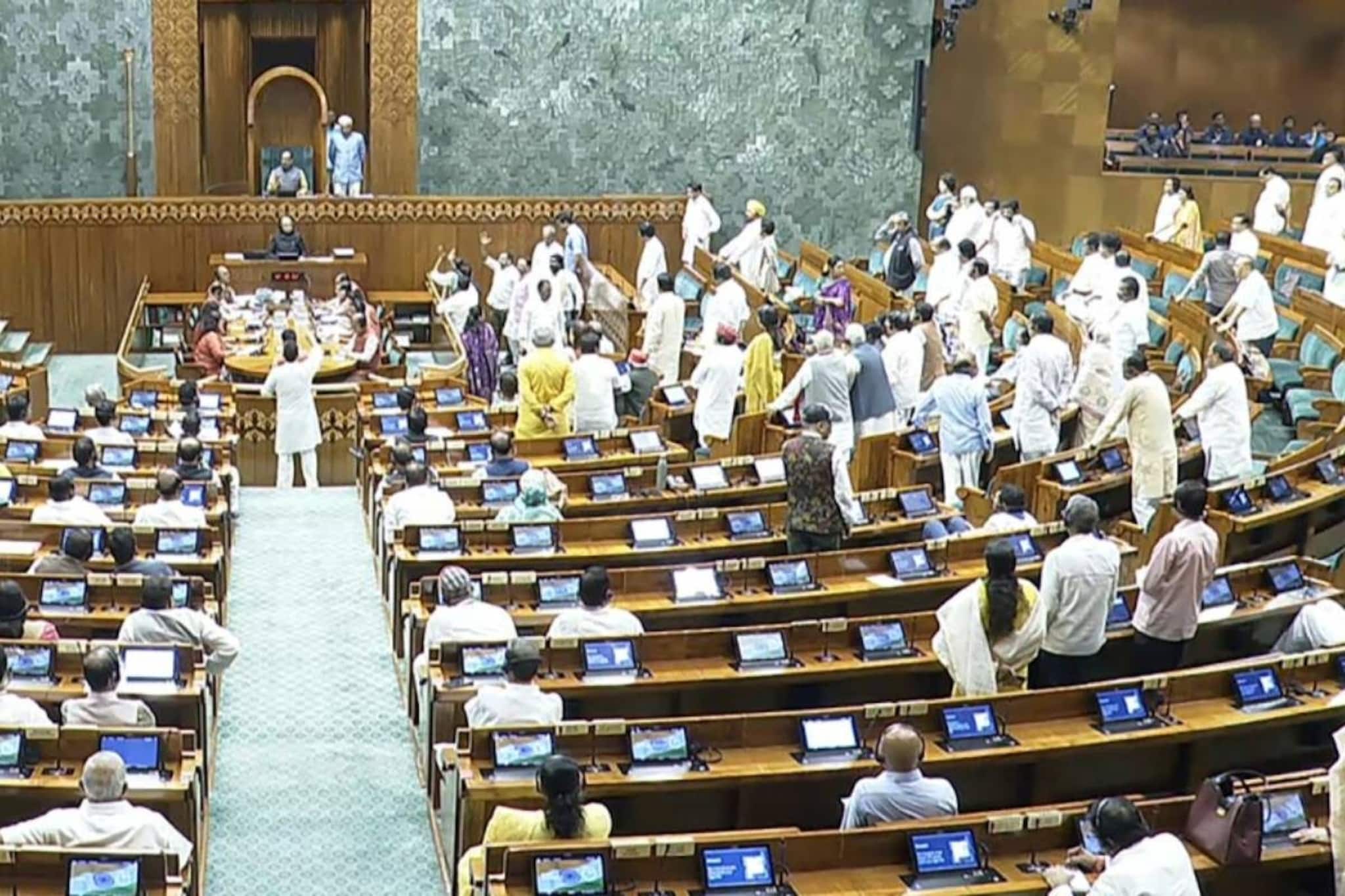 ലോക്‌സഭയിൽ മേശപ്പുറത്ത് കയറി, കടലാസുകള്‍ കീറിയെറിഞ്ഞു; ഹൈബി ഈഡനും ഡീൻ കുര്യാക്കോസും ഉൾപ്പെടെ 8 എംപിമാർക്ക് സസ്‌പെൻഷൻ