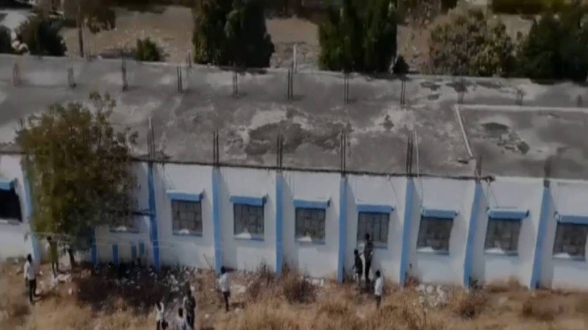 പരീക്ഷ എഴുതുന്ന മക്കൾക്ക് 'തുണ്ട് ' നല്‍കാൻ കെട്ടിടത്തിൽ വലിഞ്ഞുകയറിയ മാതാപിതാക്കൾ ഡ്രോണിൽ കുടുങ്ങി