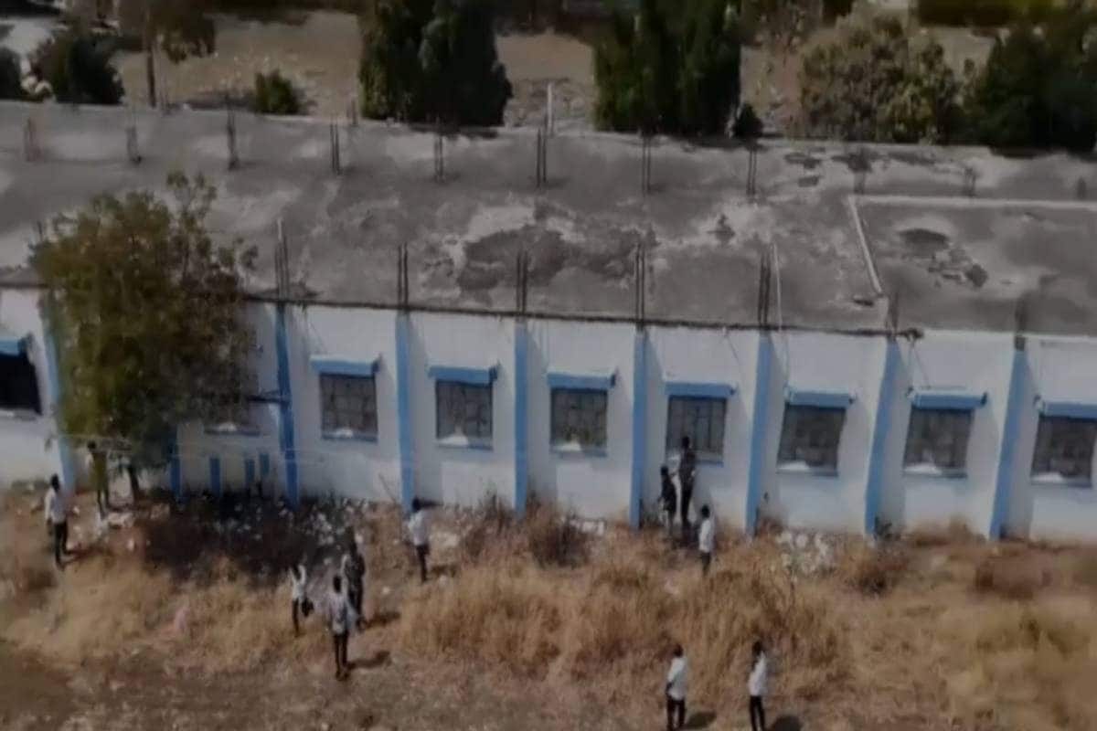 പരീക്ഷ എഴുതുന്ന മക്കൾക്ക് 'തുണ്ട് ' നല്കാൻ കെട്ടിടത്തിൽ വലിഞ്ഞുകയറിയ മാതാപിതാക്കൾ ഡ്രോണിൽ കുടുങ്ങി