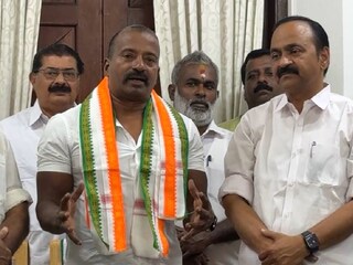 വിനോദിന് വി ഡി സതീശനാണ് അംഗത്വം നൽകിയത്