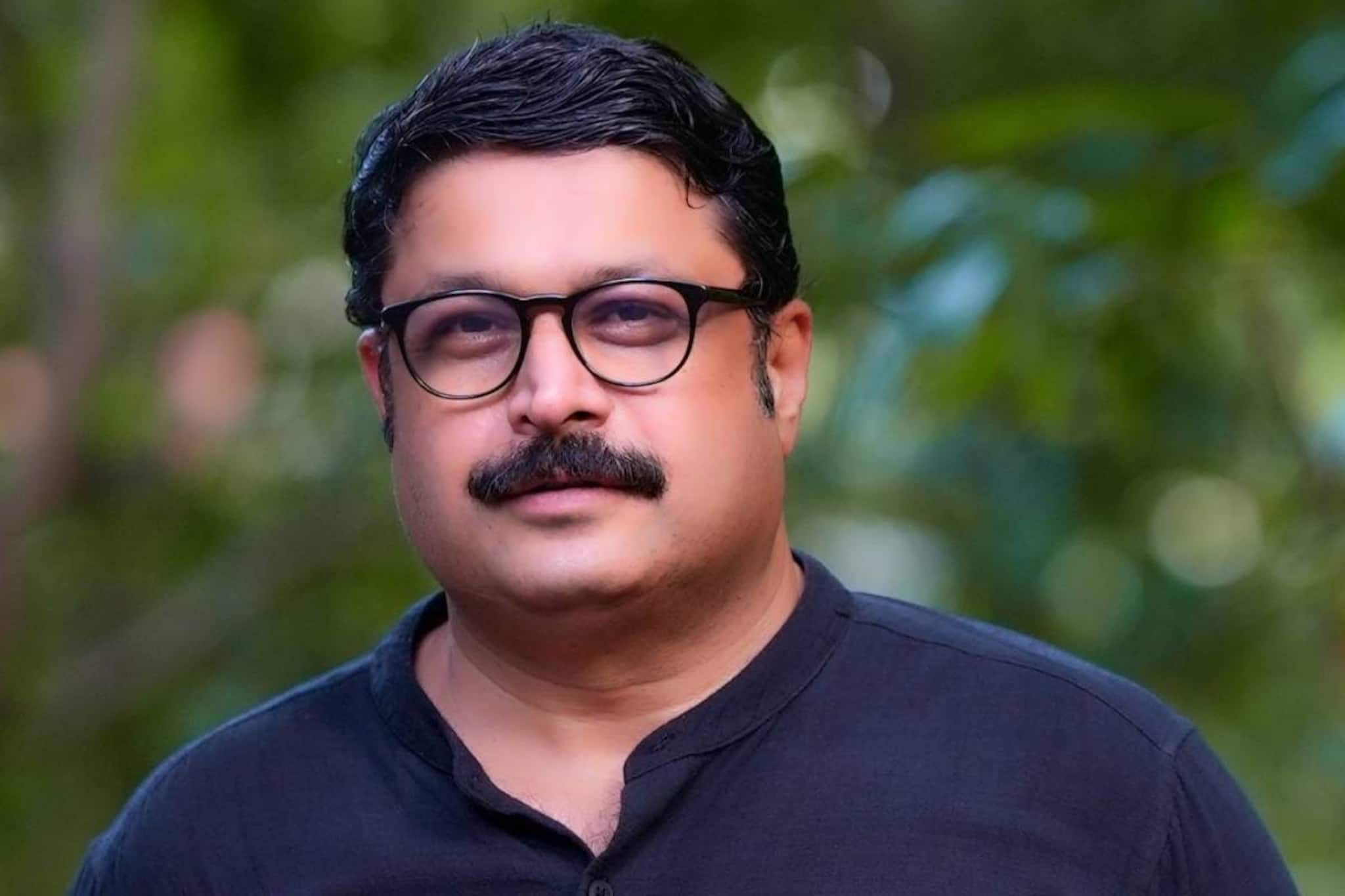CPM സൈബർ ടീമില് ഭിന്നത; എം വി നികേഷ് കുമാറിന്റെ നടപടികളിൽ പ്രതിഷേധിച്ച് മുതിർന്ന മാധ്യമ പ്രവർത്തകർ ടീം വിട്ടു CPM സൈബർ ടീമില് ഭിന്നത; എം വി നികേഷ് കുമാറിന്റെ നടപടികളിൽ പ്രതിഷേധിച്ച് മുതിർന്ന മാധ്യമ പ്രവർത്തകർ ടീം വിട്ടു