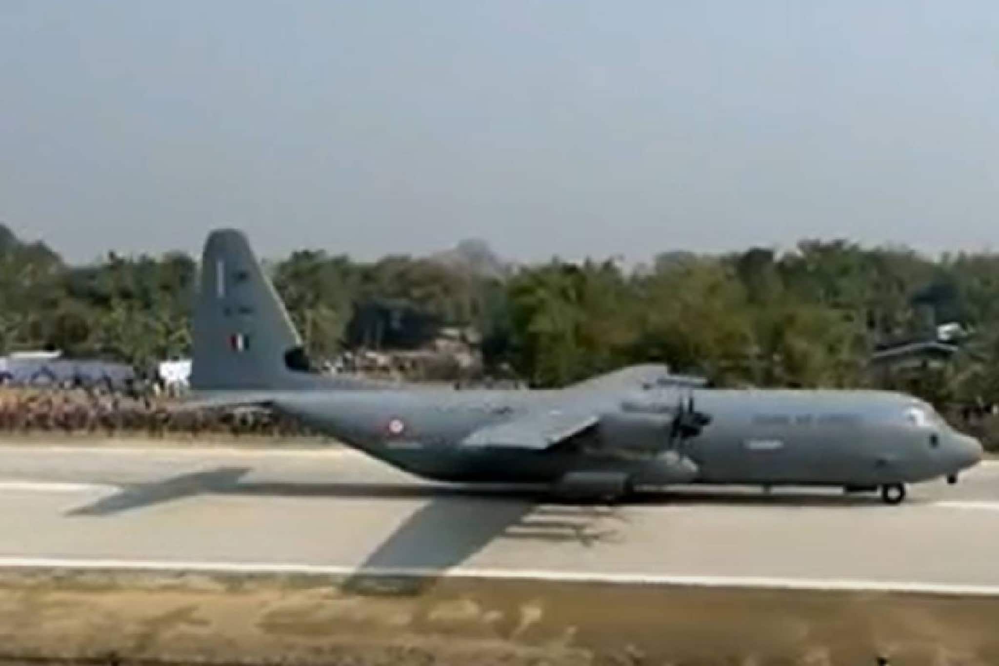 പ്രധാനമന്ത്രി നരേന്ദ്ര മോദിയുടെ വ്യോമസേനാ വിമാനത്തിന് ചരിത്രം കുറിച്ച് ആസാം ഹൈവേയിൽ അടിയന്തര ലാൻഡിംഗ്