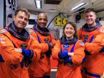 ആർട്ടെമിസ് II നാസ ബഹിരാകാശയാത്രികർ (ഇടത്തുനിന്ന് വലത്തോട്ട്) റീഡ് വൈസ്മാൻ, വിക്ടർ ഗ്ലോവർ, ക്രിസ്റ്റീന കോച്ച്, സിഎസ്എ (കനേഡിയൻ ബഹിരാകാശ ഏജൻസി) ബഹിരാകാശയാത്രികൻ ജെറമി ഹാൻസെൻ. (ഫോട്ടോ:nasa.gov) ആർട്ടെമിസ് II നാസ ബഹിരാകാശയാത്രികർ (ഇടത്തുനിന്ന് വലത്തോട്ട്) റീഡ് വൈസ്മാൻ, വിക്ടർ ഗ്ലോവർ, ക്രിസ്റ്റീന കോച്ച്, സിഎസ്എ (കനേഡിയൻ ബഹിരാകാശ ഏജൻസി) ബഹിരാകാശയാത്രികൻ ജെറമി ഹാൻസെൻ. (ഫോട്ടോ:nasa.gov)