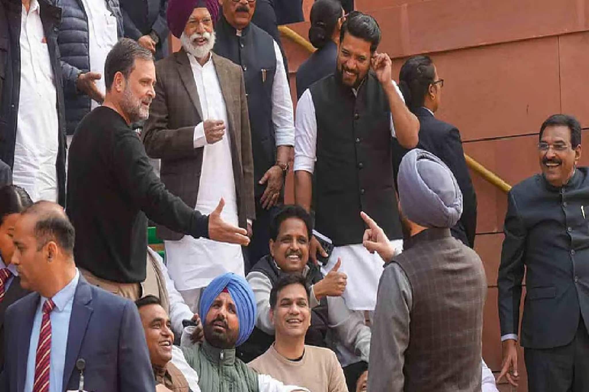 'ചതിയനെന്ന്' വിളിച്ച് രാഹുൽ, 'ദേശദ്രോഹി'യെന്ന് ബിട്ടു; പാർലമെന്റിന് മുന്നിൽ നേതാക്കളുടെ വാക്‌പോര്