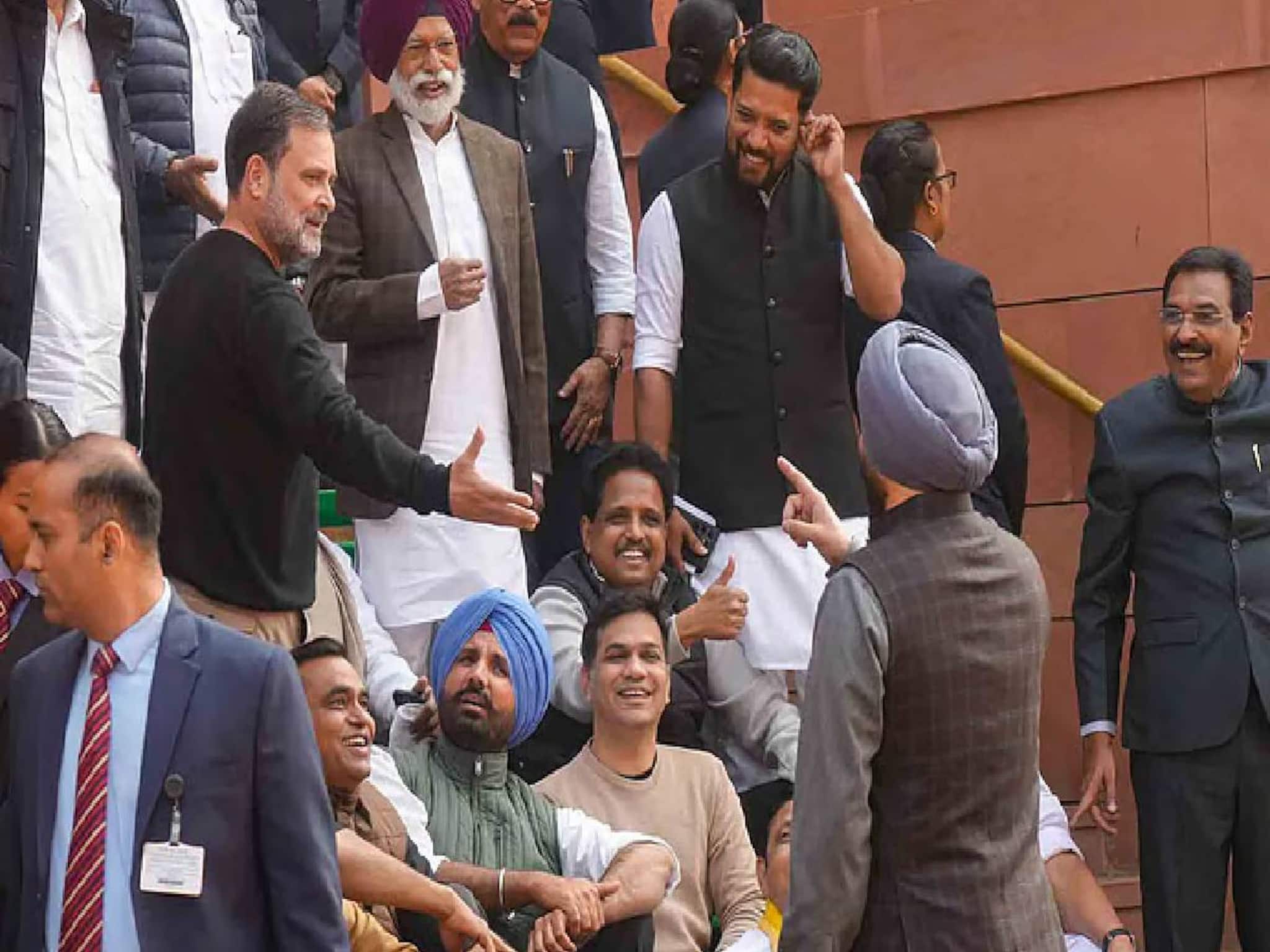 'ചതിയനെന്ന്' വിളിച്ച് രാഹുൽ, 'ദേശദ്രോഹി'യെന്ന് ബിട്ടു; പാർലമെന്റിന് മുന്നിൽ നേതാക്കളുടെ വാക്‌പോര്