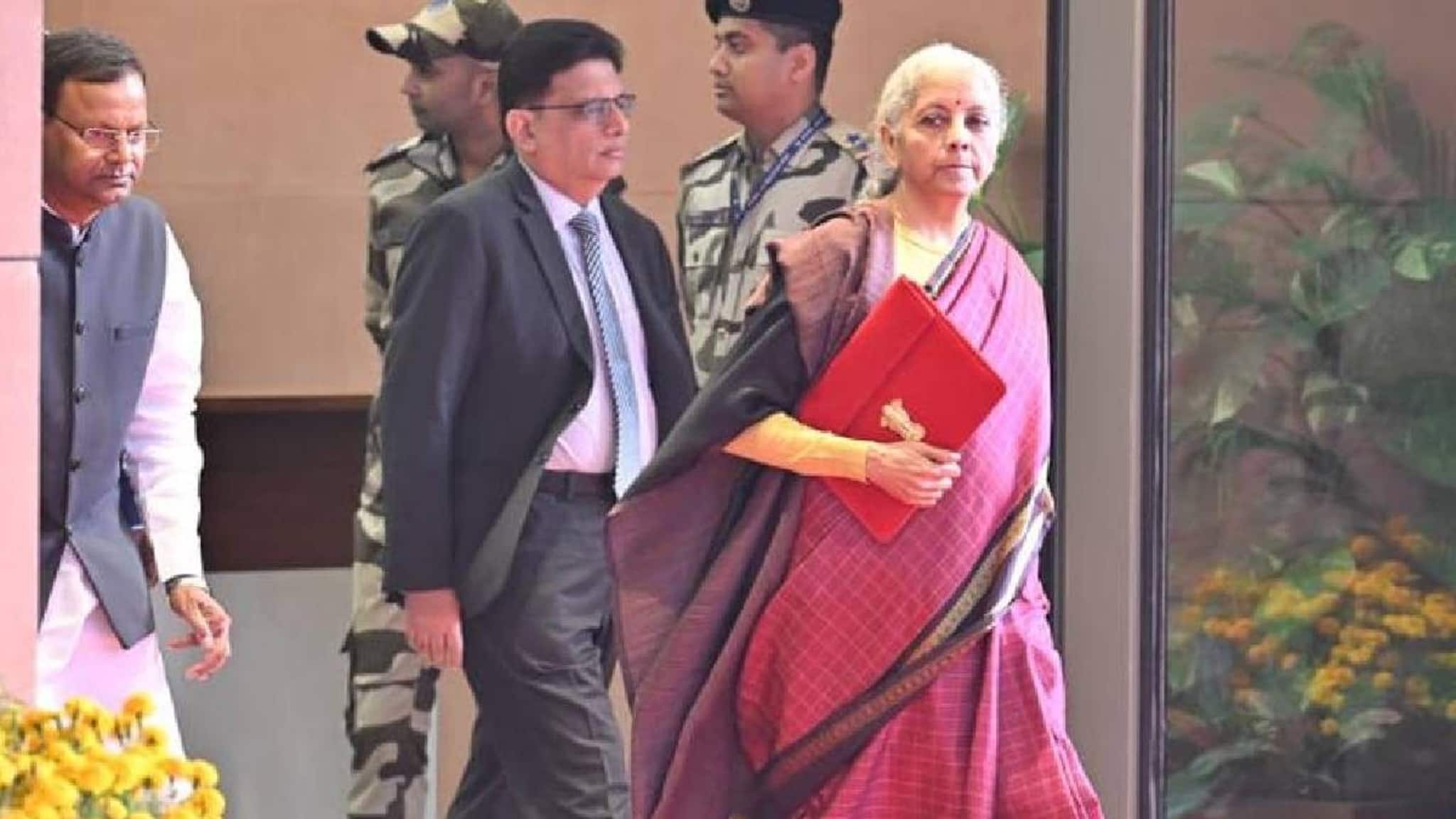 Union Budget 2026: നീലലോഹിത നിറത്തിൽ സുവർണ ചതുരങ്ങളുള്ള കാഞ്ചീപുരം പട്ടുസാരിയിൽ തിളങ്ങി നിർമല സീതാരാമൻ