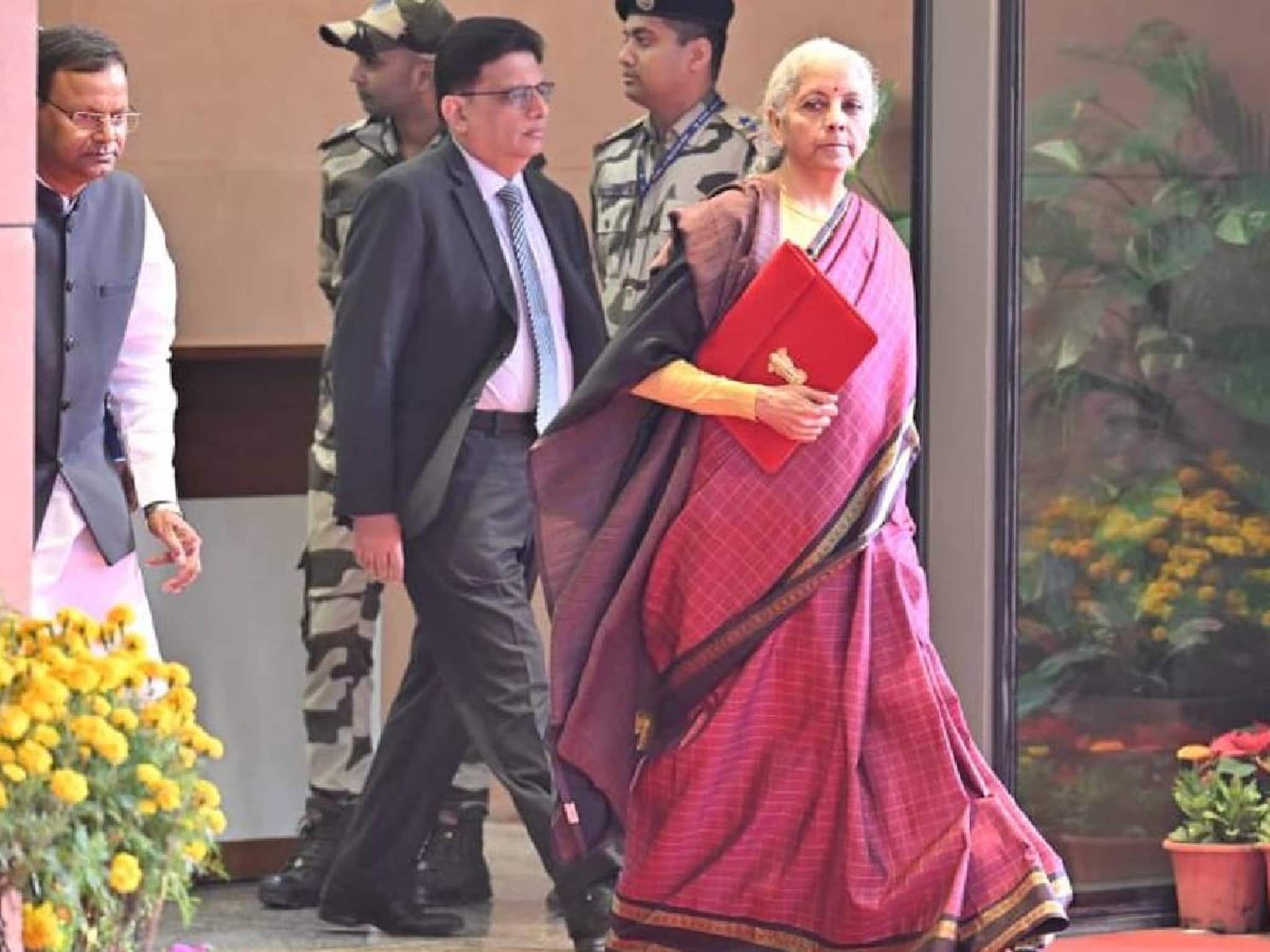 Union Budget 2026: നീലലോഹിത നിറത്തിൽ സുവർണ ചതുരങ്ങളുള്ള കാഞ്ചീപുരം പട്ടുസാരിയിൽ തിളങ്ങി നിർമല സീതാരാമൻ