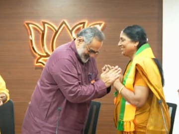 വത്സല പ്രസന്നകുമാറിനെ രാജീവ് ചന്ദ്രശേഖർ ഷാൾ അണിയിക്കുന്നു വത്സല പ്രസന്നകുമാറിനെ രാജീവ് ചന്ദ്രശേഖർ ഷാൾ അണിയിക്കുന്നു