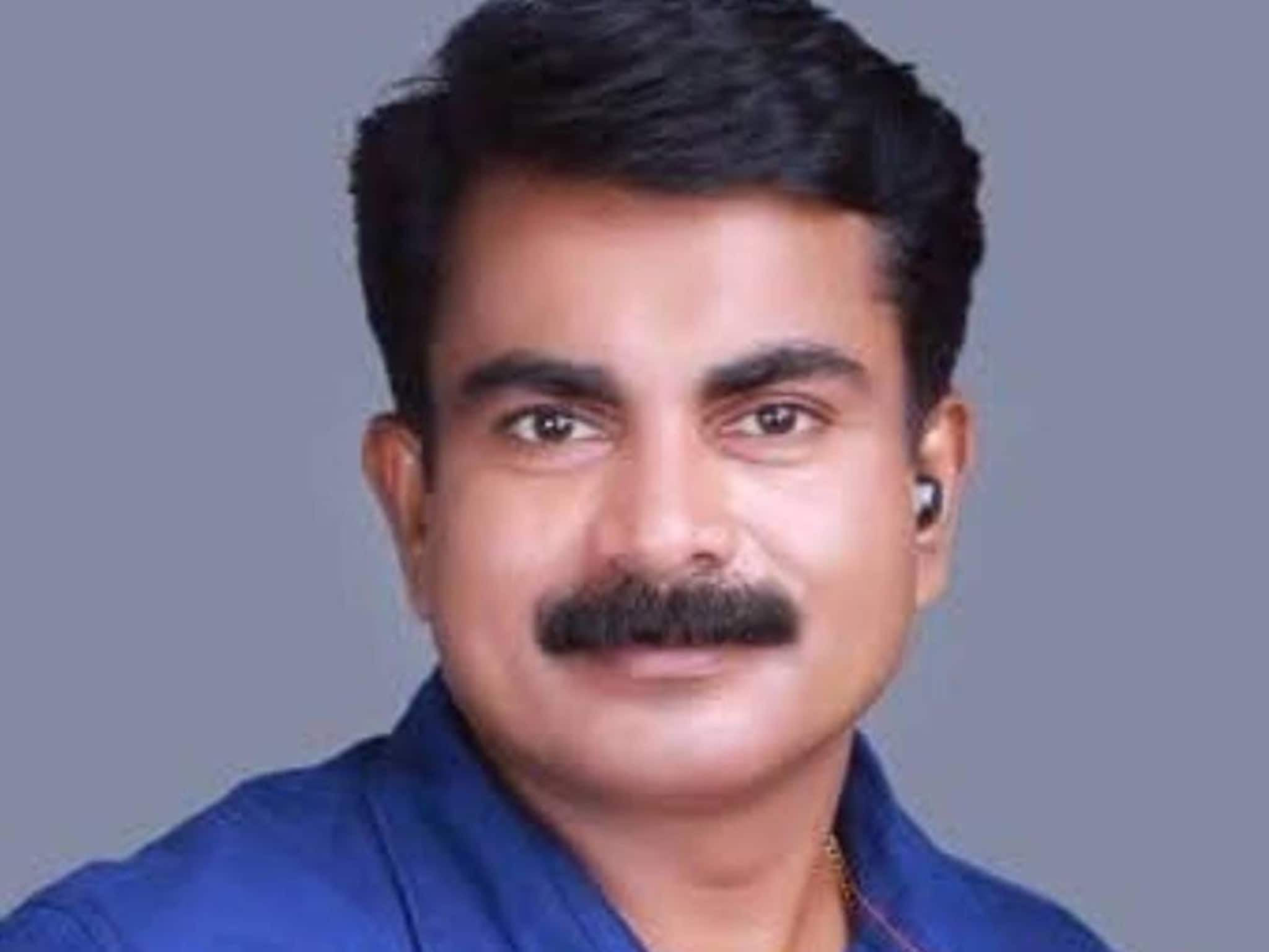 പതിനാറുകാരിയെ പീഡിപ്പിച്ചെന്ന പരാതിയിൽ മുൻ പോലീസ് ഉദ്യോഗസ്ഥനും മോട്ടിവേറ്ററുമായ ഫിലിപ്പ് മമ്പാട് പിടിയിൽ