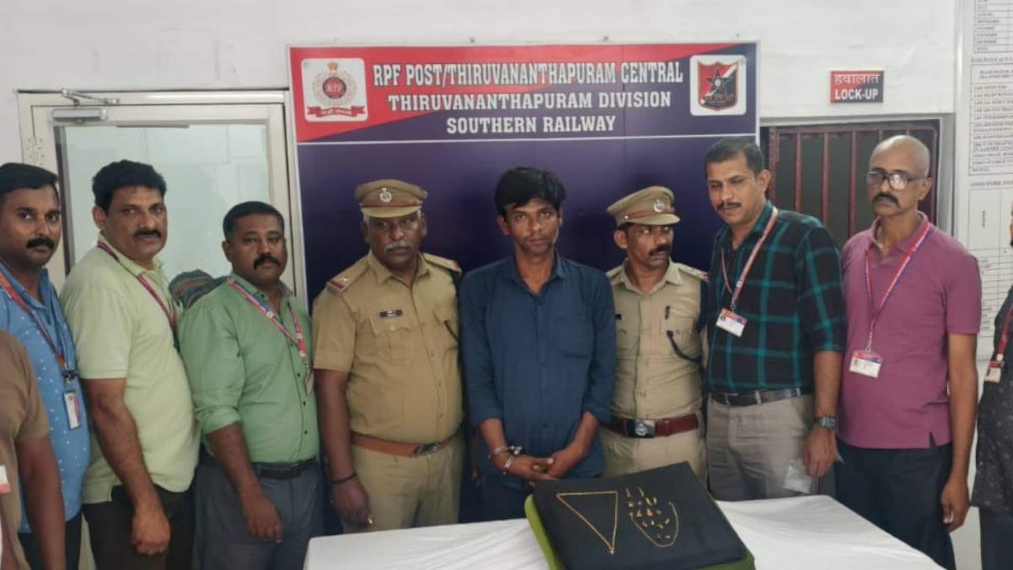 തിരുവനന്തപുരം റെയിൽവേ സ്റ്റേഷനിൽ യാത്രക്കാരിയുടെ 5 ലക്ഷം രൂപയുടെ സ്വർണാഭരണങ്ങൾ കവർന്ന 42കാരൻ പിടിയിൽ