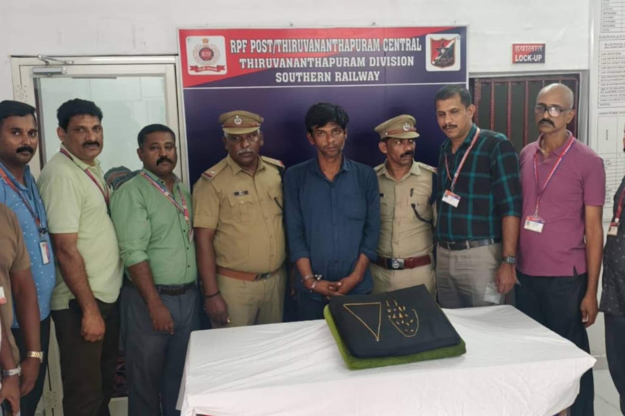 തിരുവനന്തപുരം റെയിൽവേ സ്റ്റേഷനിൽ യാത്രക്കാരിയുടെ 5 ലക്ഷം രൂപയുടെ സ്വർണാഭരണങ്ങൾ കവർന്ന 42കാരൻ പിടിയിൽ
