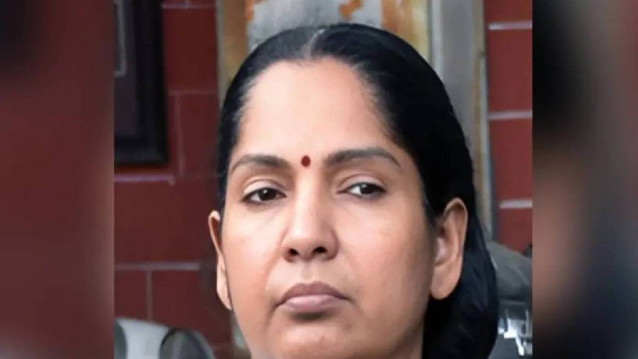 10 കോടിയുടെ വീടും സ്ഥലവും തട്ടിയെടുക്കാൻ സബ് രജിസ്ട്രാർ കോൺഗ്രസ് നേതാവിൽ നിന്ന് വാങ്ങിയത് 10 ലക്ഷവും 10 സ്മാർട്ട് ഫോണും