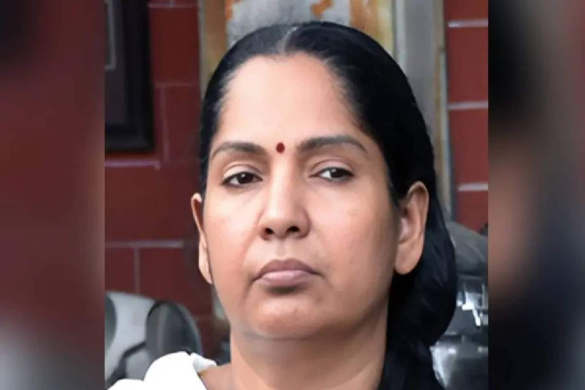 10 കോടിയുടെ വീടും സ്ഥലവും തട്ടിയെടുക്കാൻ സബ് രജിസ്ട്രാർ കോൺഗ്രസ് നേതാവിൽ നിന്ന് വാങ്ങിയത് 10 ലക്ഷവും 10 ഫോണും