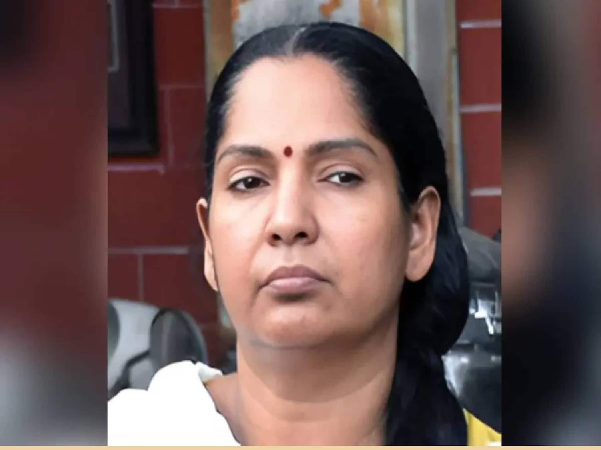 10 കോടിയുടെ വീടും സ്ഥലവും തട്ടിയെടുക്കാൻ സബ് രജിസ്ട്രാർ നേതാവിൽ നിന്ന് വാങ്ങിയത് 10 ലക്ഷവും 10 സ്മാർട്ട് ഫോണും