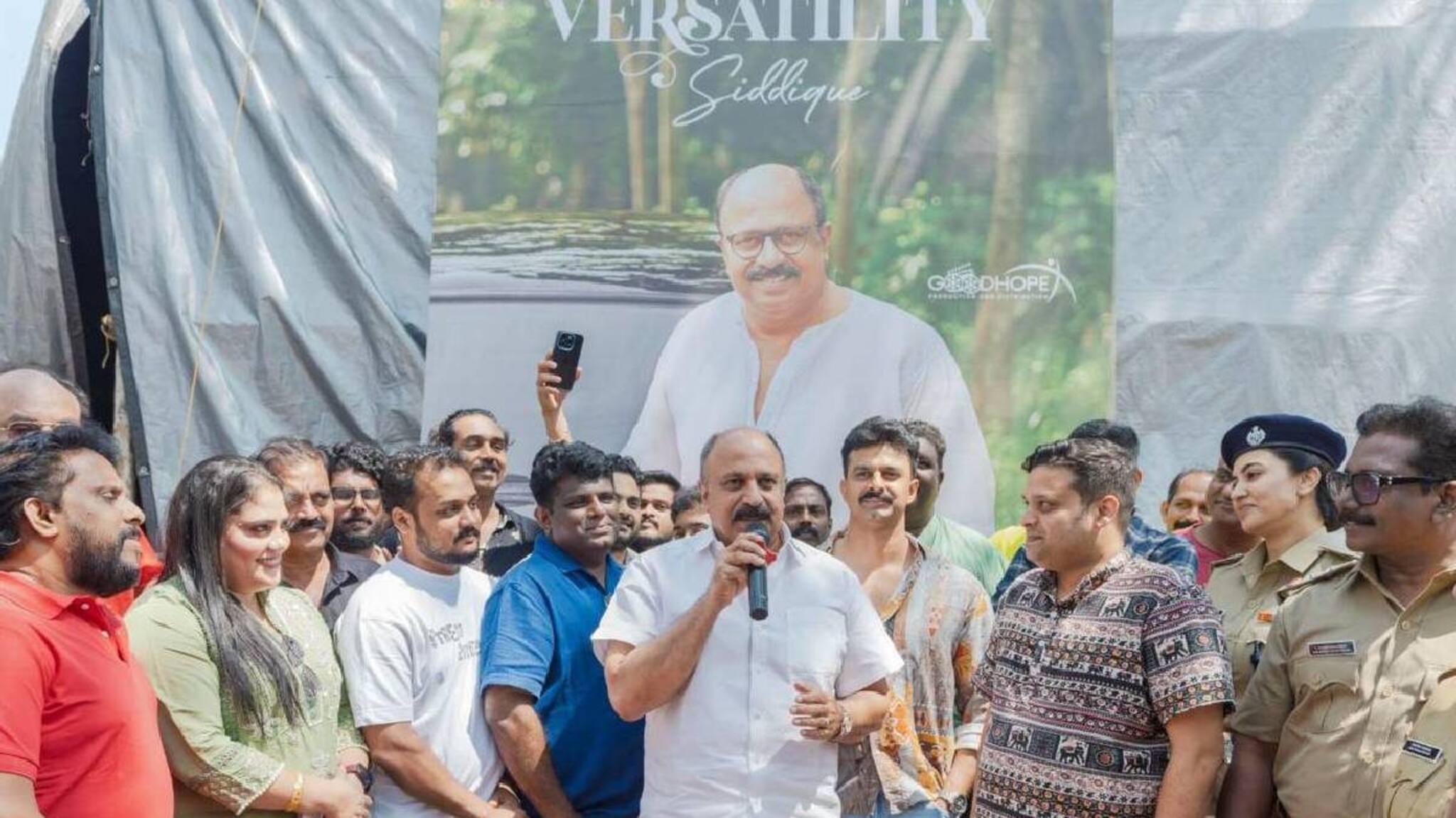 'ആരം' സിനിമയുടെ ലൊക്കേഷനിൽ സിനിമയിലെ നാല് പതിറ്റാണ്ട് ആഘോഷമാക്കി നടൻ സിദ്ധിഖ്