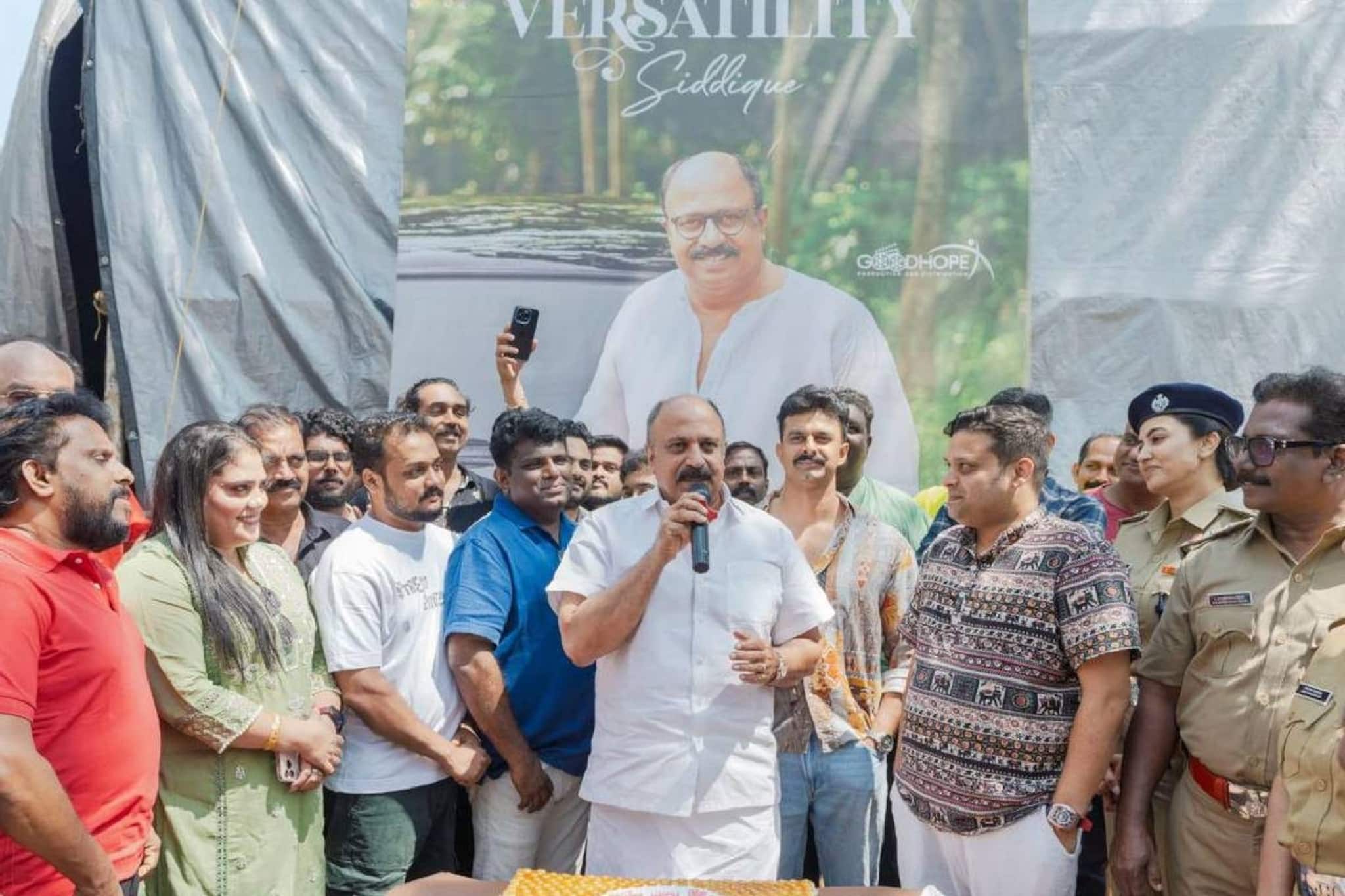 'ആരം' സിനിമയുടെ ലൊക്കേഷനിൽ സിനിമയിലെ നാല് പതിറ്റാണ്ട് ആഘോഷമാക്കി നടൻ സിദ്ധിഖ്