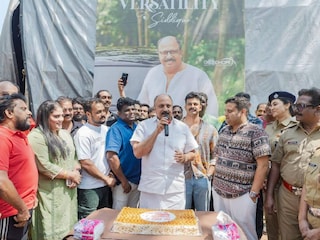 'ആരം' സിനിമയുടെ ലൊക്കേഷനിലെ ആഘോഷം