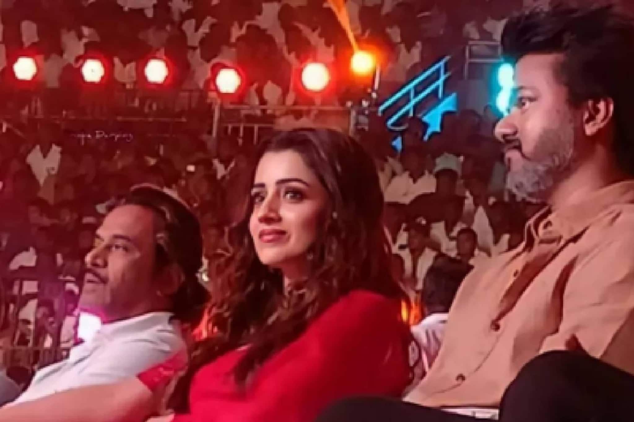 ഹിറ്റ് ജോഡിയായിട്ടും 15 വർഷം വിജയ്യുടെ ഒപ്പം അഭിനയിക്കാതെ തൃഷ; പിന്നിൽ കുടുംബത്തിന്റെ താക്കീതോ? ഹിറ്റ് ജോഡിയായിട്ടും 15 വർഷം വിജയ്യുടെ ഒപ്പം അഭിനയിക്കാതെ തൃഷ; പിന്നിൽ കുടുംബത്തിന്റെ താക്കീതോ?