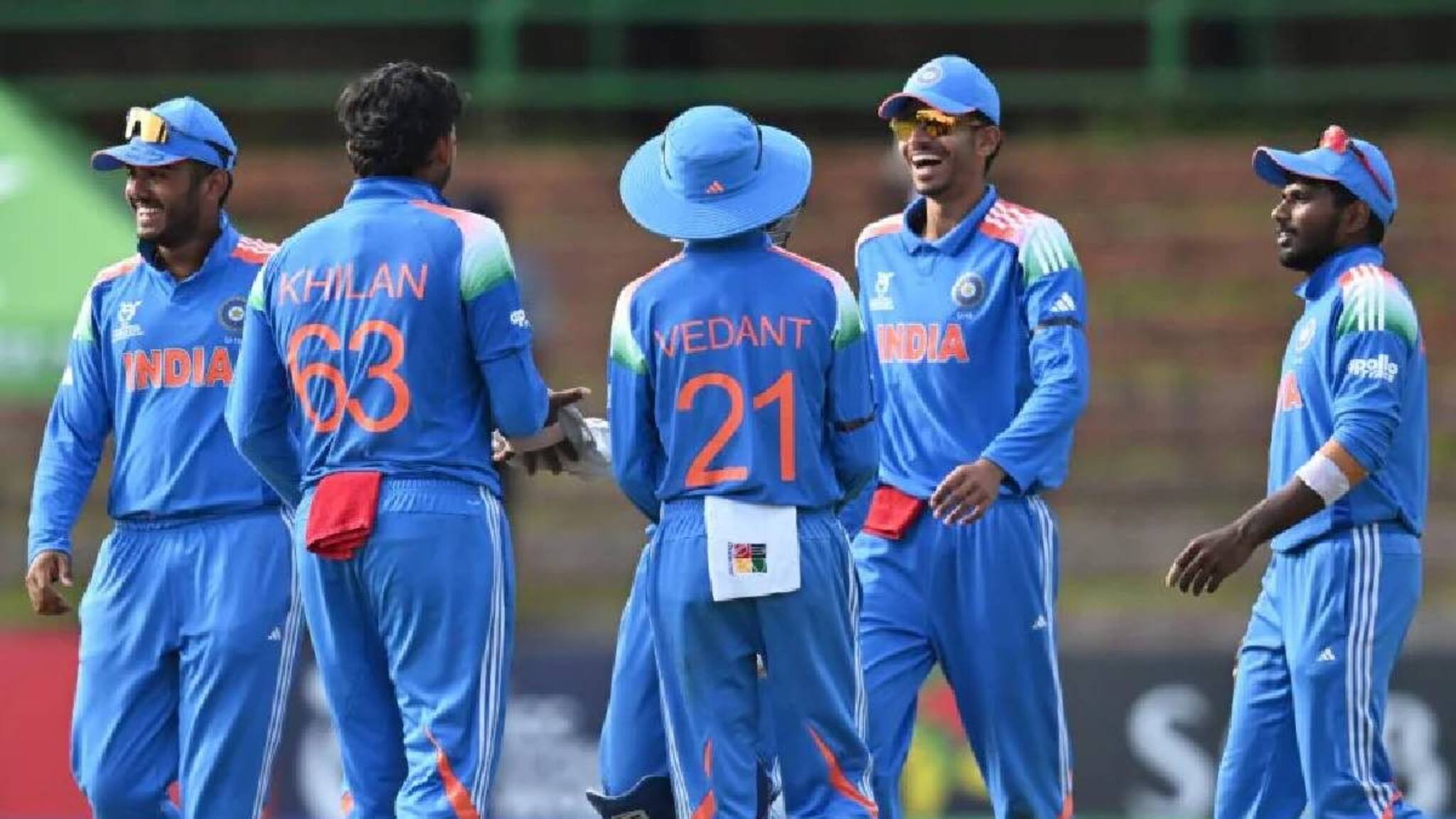 ഇംഗ്ളണ്ടിനെ 100 റൺസിന് തകർത്ത് ആറാം അണ്ടർ-19 ലോകകപ്പിൽ മുത്തമിട്ട് ഇന്ത്യ